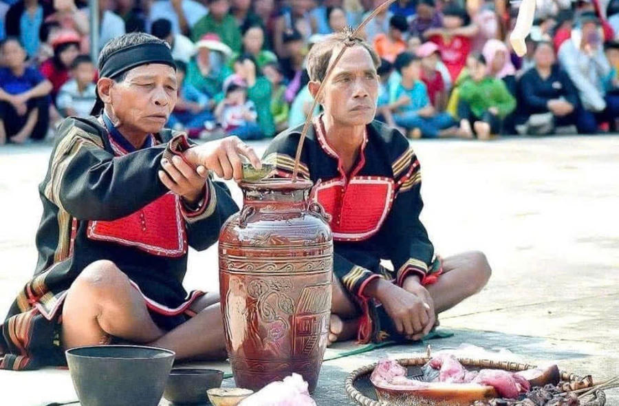 Ông Rơ Lan Hieo và Vua lửa Siu Ất trong một buổi Lễ cầu mưa. (Ảnh: UBND huyện Phú Thiện)