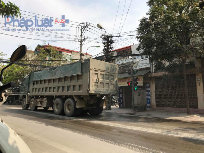 Xe cơi nới thành thùng chạy rầm rầm trên tuyến phố Lê Lợi, Thị xã Sơn Tây.