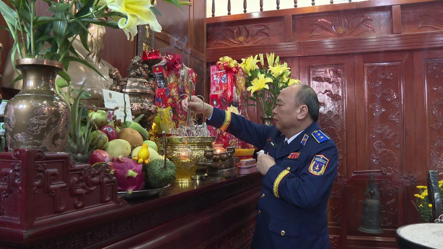 Trung tướng Lê Quang Đạo – Tư lệnh Cảnh sát biển Việt Nam dâng hương tại phòng thờ Chủ tịch Hồ Chí Minh