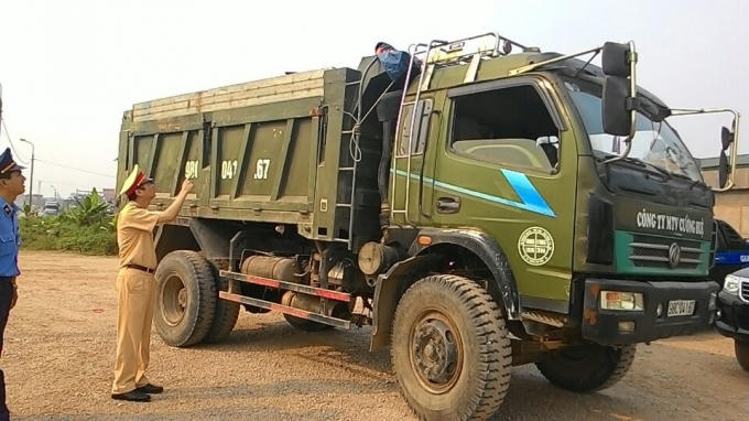 Bắc Giang: Năm 2017 Phòng CSGT xử lý hàng trăm trường hợp xe quá khổ, quá tải