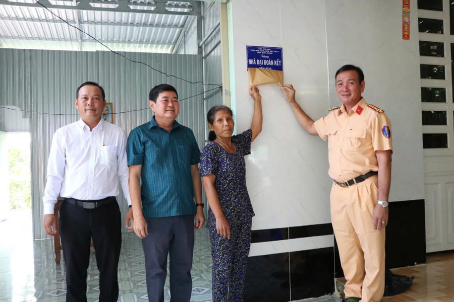 Bàn giao nhà cho bà Thị Đào