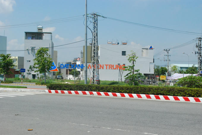 Dự án bị người dân phản ánh mất an toàn giao thông, mỹ quan đô thị thuộc Công ty CP Đất Xanh Miền Trung nằm ngay sát vòng xoay Ngô Quyền - Yết Kiêu - Nguyễn Phan Vinh - Bùi Quốc Hưng.