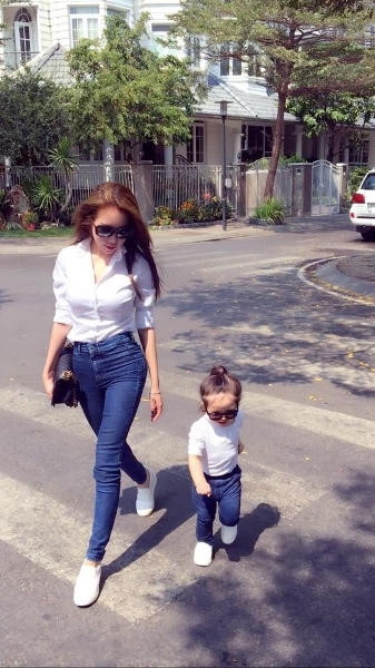 Hai mẹ con ăn mặc tông xuyệt tông trông vô cùng đáng yêu. Ảnh: facebook.