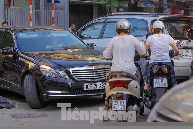 Theo quan sát thực tế, cứ đến giờ cao điểm tại các nút giao ngã ba, ngã tư trên phố Nguyễn Đức Cảnh thường xuyên xảy ra ùn tắc do đường quá hẹp, không có tầm nhìn.