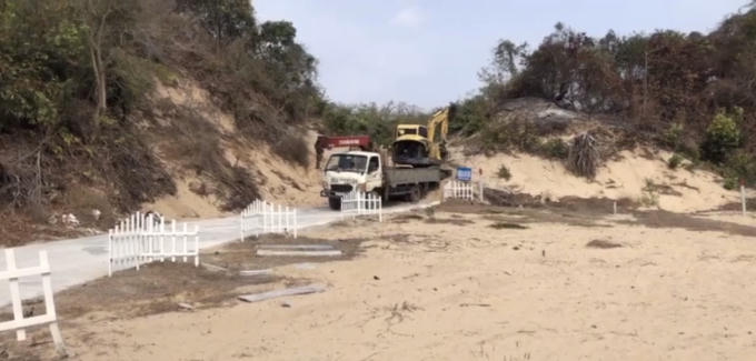 Xã Lộc An tháo dỡ con đường bê tông trái phép trả lại hiện trạng ban đầu.