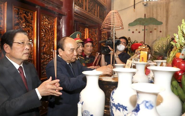 Chủ tịch nước dâng hương tưởng nhớ các Vua Hùng (Ảnh: Mạnh Quân).