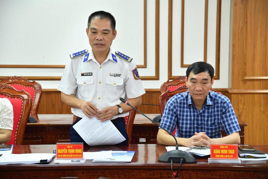 Đại tá Nguyễn Trịnh Hùng, Phó Cục trưởng Cục nghiệp vụ Cảnh sát biển Việt Nam, thành viên Đoàn thanh tra phát biểu tại buổi làm việc