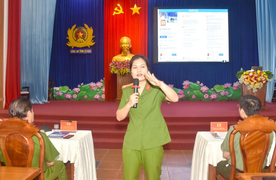 Báo cáo viên Cục nghiệp vụ Bộ Công an tuyên truyền về thủ đoạn của tội phạm trên không gian mạng.