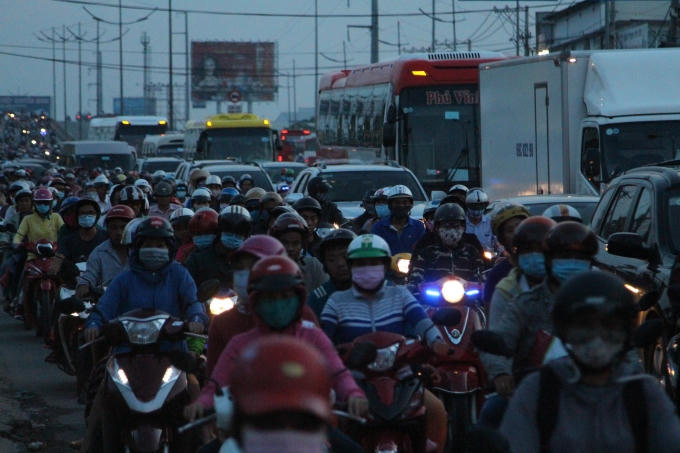 Trên quốc lộ 1 hướng các tỉnh miền Tây lên TP HCM, từ vòng xoay cầu vượt Nguyễn Văn Linh (huyện Bình Chánh) đến vòng xoay An Lạc (quận Bình Tân) dòng người nối đuôi nhau vì lượng xe quá đông.