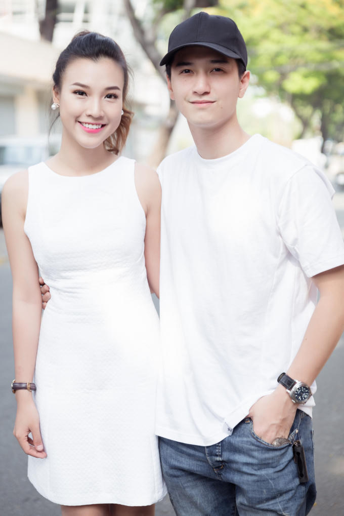 Huỳnh Anh t&igrave;nh tứ nắm tay Ho&agrave;ng Oanh đến buổi họp fan