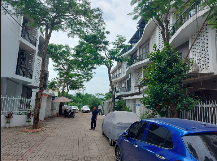 Ông Nguyễn Trung Ngơi bên cạnh những căn biệt thự liền kề đã được bàn giao cho cư dân tại giai đoạn 1 của Dự án Khu đô thị mới Nam 32.