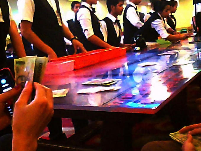 Bên trong casino dọc biên giới, các con bạc và nhà cái ăn thua bằng tiền Việt. Ảnh trong bài: HOÀI NAM