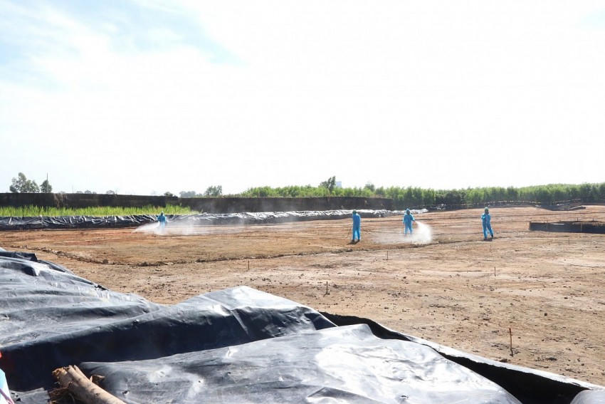 Huy động nhiều lực lượng xử lý dioxin.