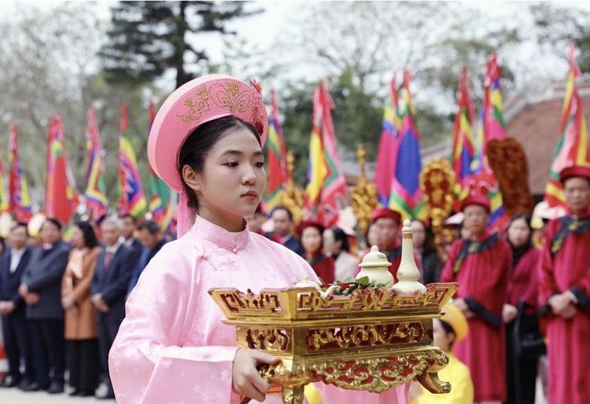 Nữ quan dâng tửu lên Tổ Mẫu Âu Cơ theo nghi thức truyền thống.