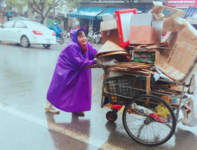 Cụ bà gồng mình với chiếc xe nặng (Ảnh: Kiều Trinh)