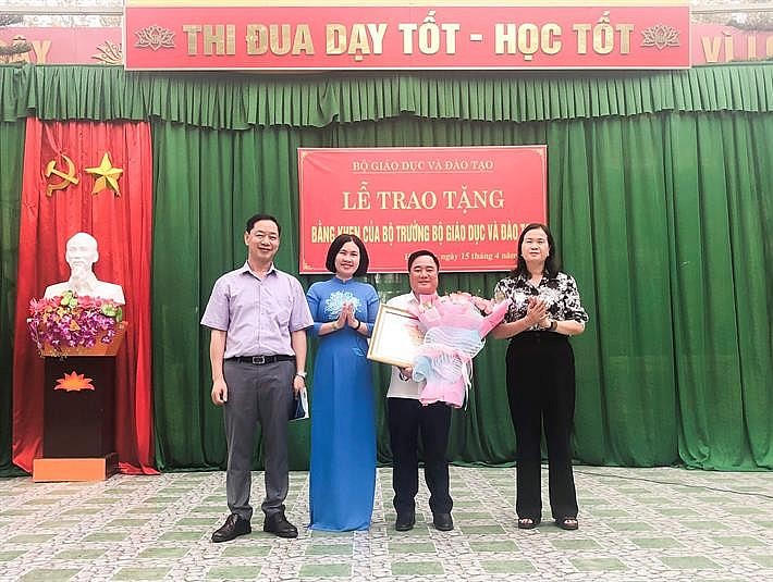 Phó Chủ tịch Công đoàn Giáo dục Việt Nam Lê Thị Mai Oanh trao Bằng khen của Bộ trưởng Bộ GD&ĐT cho thầy giáo Đào Thanh Hương.