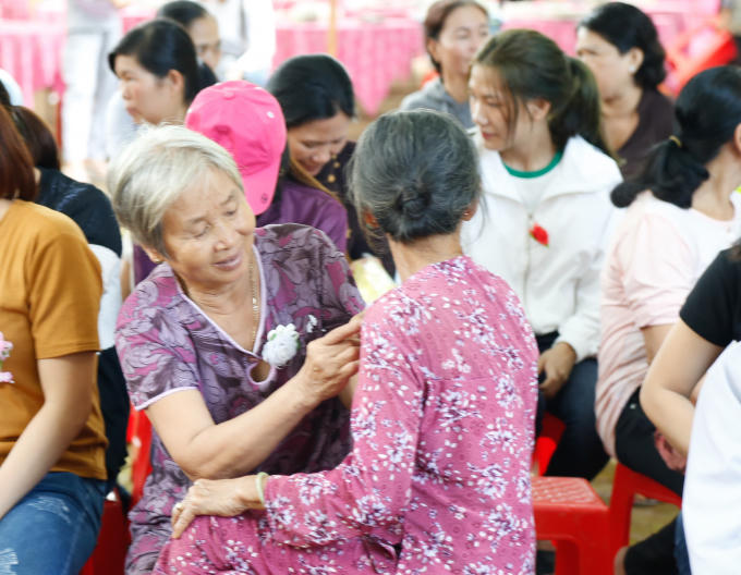 Các cụ già cài hoa hồng.