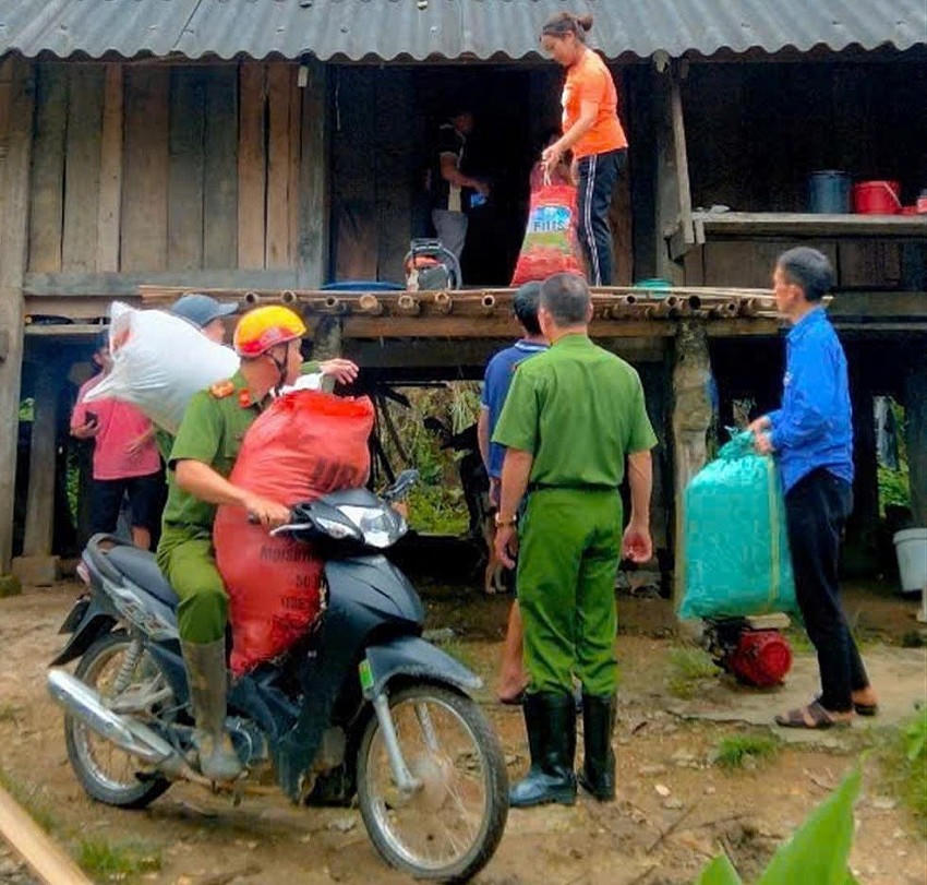 Công an xã Pờ Ly Ngài di dời tài sản giúp người dân. (Ảnh: bocongan.gov.vn).