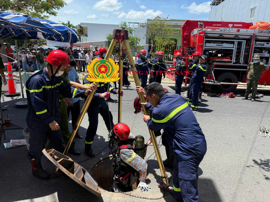 Phòng cháy chữa cháy - Cứu nạn cứu hộ Công an TP Đà Nẵng thực hiện việc tìm kiếm và trục vớt thi thể của hai công nhân tử vong dưới cống do ngạt khí. (Ảnh: Công an TP Đà Nẵng)