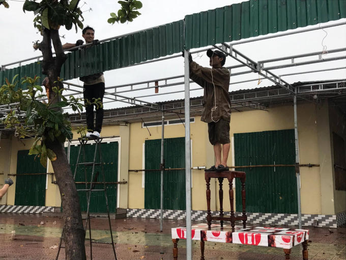 Các hàng quán ven biển được tháo dỡ mái tôn tránh thiệt hại đáng tiếc xảy ra.