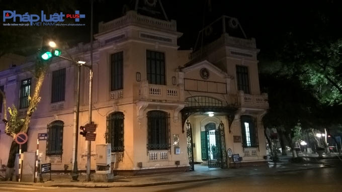Cách đó không xa, là trụ sở Công an Quận Hoàn Kiếm.