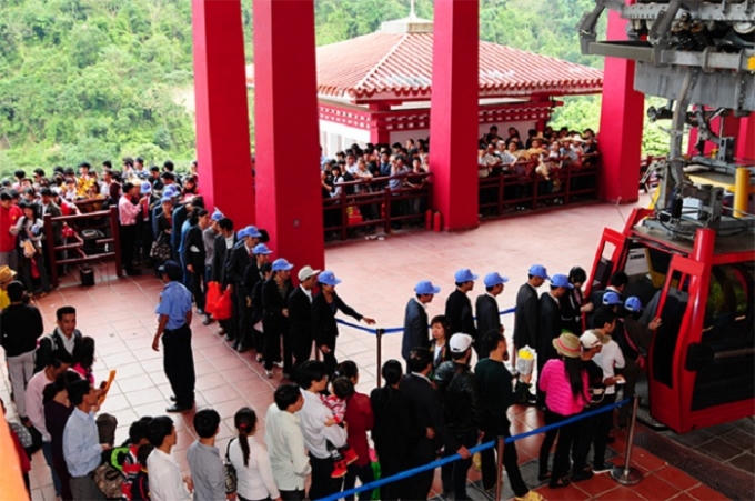 Hình ảnh du khách xêp hàng lên Cáp treo để đến với Tây Thiên.