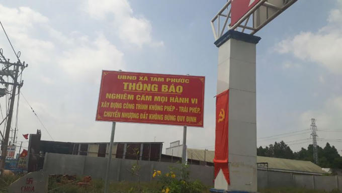 Phía ngoài QL51, các biển cấm liên quan đến phân lô bán nền được UBND xã cắm dày đặc nhưng bên trong những con đường dân sinh, tình trạng phân lô tự phát vẫn nóng bỏng hàng ngày.