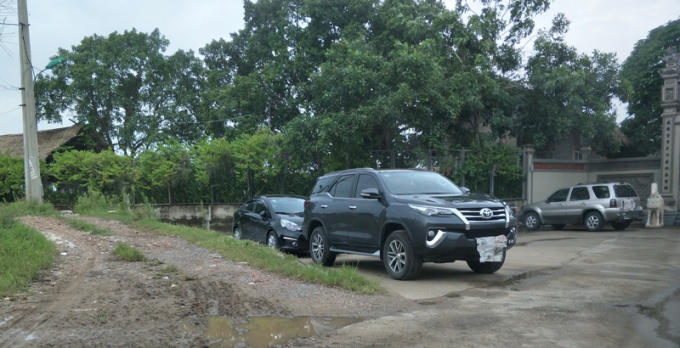 Trong giờ hành chính, nhiều xe công xuất hiện tại Nhà hàng Nắng Sông Hồng và được các nhân viên bảo vệ che biển đi một cách khéo léo!