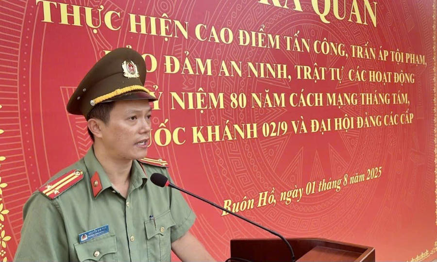 Trung tá Nguyễn Kim Thái – UV BTV Đảng ủy phường, Bí thư Đảng ủy, Trưởng Công an phường phát lệnh ra quân.