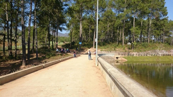 Đường ở cạnh ven hồ và đồi thông rất rộng và thoáng mát. (ảnh: Minh Long).