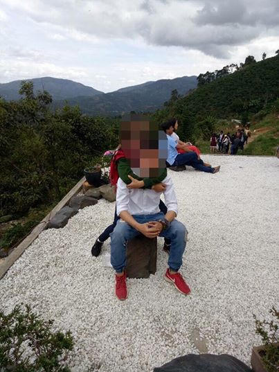 Khoác vai, ngồi lên tiểu cảnh chụp ảnh. Phá vỡ sự tôn nghiêm.