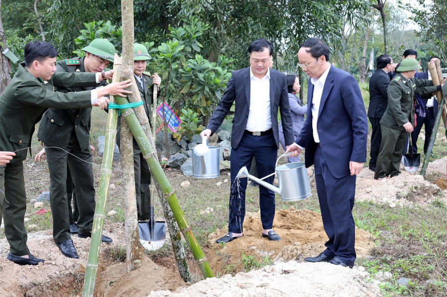 “Tết trồng cây đời đời nhớ ơn Bác Hồ” tại huyện Hưng Nguyên.