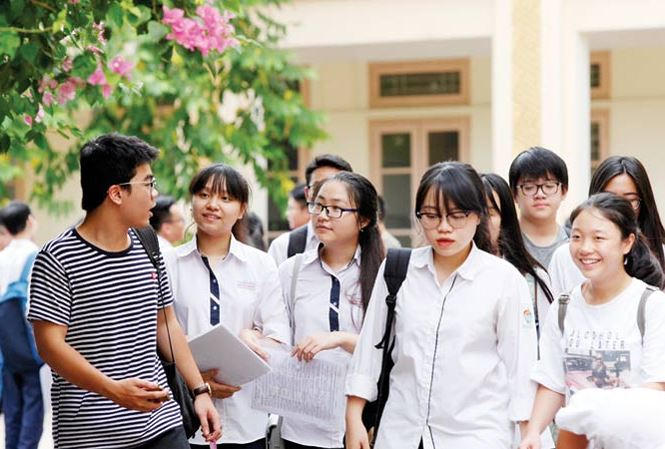 Thí sinh sau khi thi tốt nghiệp THPT tại điểm thi THCS Nguyễn Du, Hà Nội. Ảnh: Như Ý.