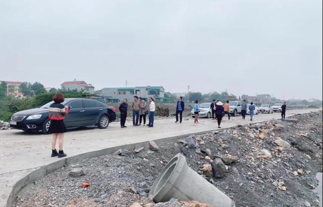 Khung cảnh nhộp nhịp, tấp nập các đoàn xe ô tô, người mua bán đất tại khu đất Gia Thịnh (Ảnh: Thái Bá).