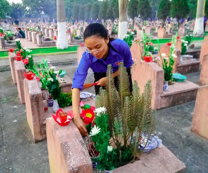 Đoàn đã thành kính dâng lên từng phần mộ liệt sĩ những nén hương thơm tưởng nhớ công ơn các anh hùng liệt sĩ.