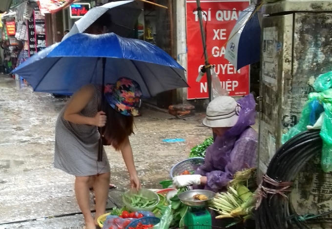 Khu vực chợ tại ngõ 165 Xuân Thủy, Cầu Giấy, cà chua được bán với giá 18 nghìn/kg, tăng 3 - 5 nghìn đồng/kg so với ngày thường.