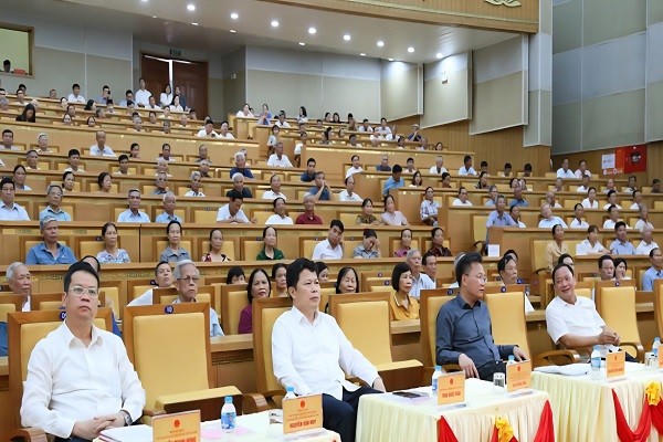 Quang cảnh buổi tiếp xúc cử tri.