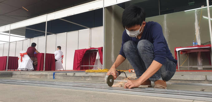 Công nhân đang gấp rút hoàn thiện những công đoạn cuối cùng.