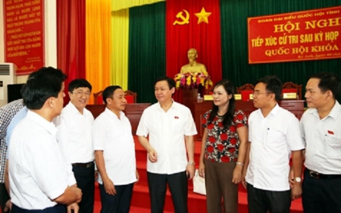 Phó Thủ tướng Vương Đình Huệ trao đổi với cử tri Hà Tĩnh.