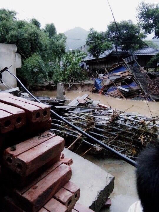 Nhiều ngôi nhà ở  huyện Văn Bàn (Lào Cai) bị hư hỏng do ảnh hưởng của cơn bão số 3. Ảnh: Laocaionline.