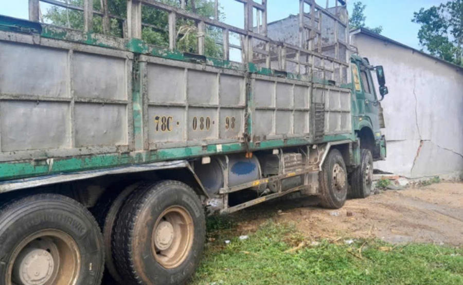 Hiện trường vụ tai nạn nhìn từ bên ngoài. Ảnh: Hữu Toàn