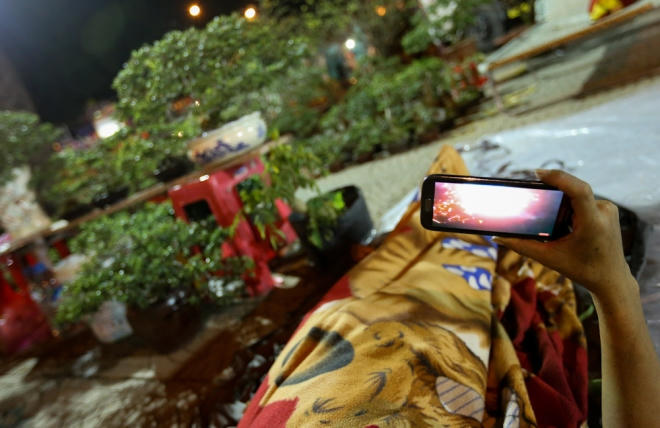 Thú vui giải trí của những người thức đêm trông mai là chiếc điện thoại để họ nghe nhạc, xem phim, lướt Facebook...