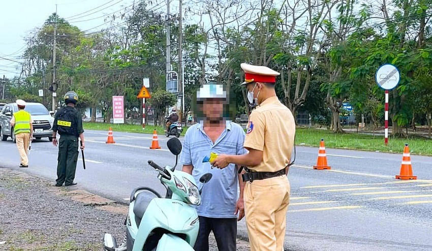 CSGT tăng cường xử lý vi phạm trật tự ATGT.