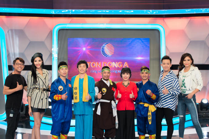 Á hậu Hoàng Thùy bất ngờ nhận được món quà sinh nhật sớm