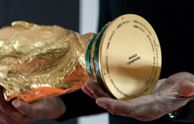 Tên của các đội bóng được khắc thành vòng tròn dưới đáy chiếc cúp FIFA World Cup.