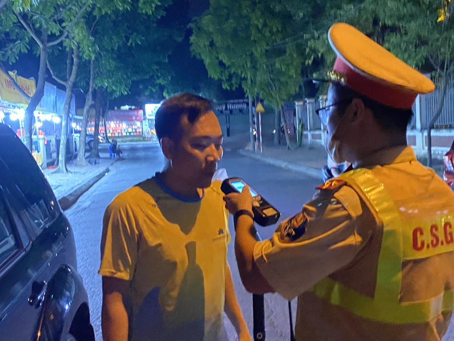 Tổ công tác của Đội CSGT - TT Công an huyện Sóc Sơn đang xử lý chuyên đề nồng độ cồn đối với người điều khiển phương tiện tại đường Thân Nhân Trung thuộc thị trấn Sóc Sơn (huyện Sóc Sơn, TP Hà Nội).
