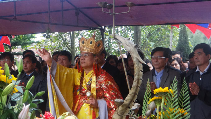 Nhà sư và Lãnh đạo tỉnh Hải Dương làm Lễ.