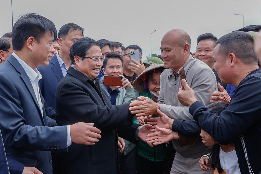 Thủ tướng trò chuyện, thăm hỏi, động viên người dân địa phương - Ảnh: VGP