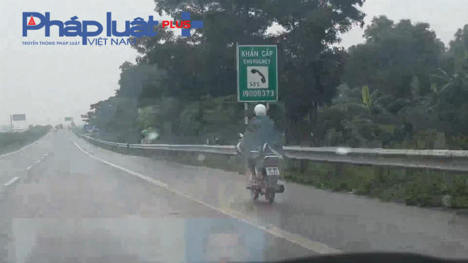 Xe máy lưu thông trên cao tốc rất nguy hiểm.