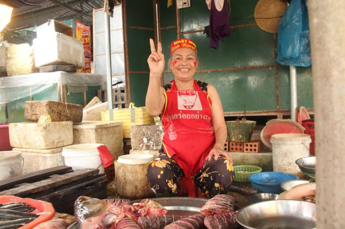 Tuy nhiều người bán bị lỗ vì hàng còn nhiều nhưng vẫn rất vui sướng vì chiến thắng của 'cậu bé Google'.